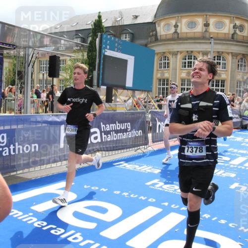 29.06.2025 - hella hamburg halbmarathon Michael Strokosch http://msf.ph/oto/8479570 29.06.2025 10:40:57 Ziel 1631, 1677, 6429, 7109, 7378, 9547, 9979, 10369, 10934, 12088, 12385, 13029, 13158, 14661, 15689, 16347, 17032, 17720, 18173 meine-sportfotos.de
