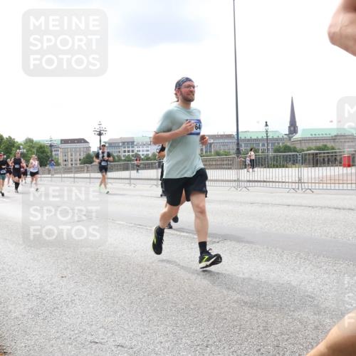 29.06.2025 - hella hamburg halbmarathon Lena Gebhardt http://msf.ph/oto/8479575 29.06.2025 10:33:31 Lombardsbrücke 8891, 64, 1189, 1275, 1324, 1764, 1896, 1995, 2038, 2054, 2085, 2342, 2776, 2838, 3170, 3341, 3560, 3812, 3871, 4030, 4164, 4361, 4433, 4445, 4449, 4650, 4696, 4942, 5075, 5096, 5141, 5180, 5557, 5566, 5569, 5581, 5821, 5822, 5887, 5917, 6109, 6515, 6773, 6854, 6999, 7653, 7705, 8021, 8157, 8282, 8595, 8891, 9234, 9258, 9289, 9438, 9591, 9592, 9750, 9780, 9799, 10561, 11229, 11713, 11811, 11826, 12039, 14743, 15951 meine-sportfotos.de