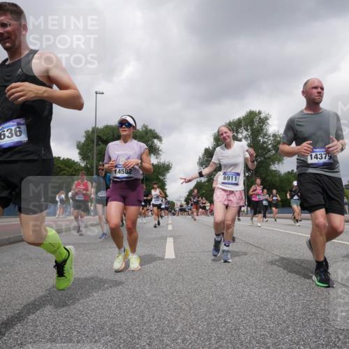 29.06.2025 - hella hamburg halbmarathon Luisa Fischer http://msf.ph/oto/8479613 29.06.2025 10:49:15 Kennedybrücke 5636, 18084, 10225, 14379, 14582, 6911, 1060, 1465, 1854, 2217, 2965, 4099, 4102, 5914, 6393, 6788, 6980, 7530, 7983 meine-sportfotos.de