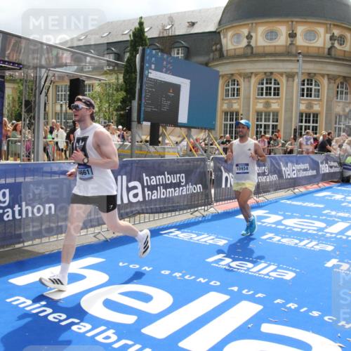 29.06.2025 - hella hamburg halbmarathon Michael Strokosch http://msf.ph/oto/8479619 29.06.2025 10:40:58 Ziel 1631, 1677, 7109, 7378, 9547, 10369, 10934, 12088, 12385, 13029, 13158, 14661, 15689, 16347, 17032, 17720, 18173 meine-sportfotos.de