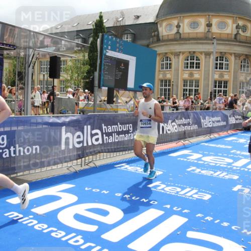29.06.2025 - hella hamburg halbmarathon Michael Strokosch http://msf.ph/oto/8479644 29.06.2025 10:40:58 Ziel 1631, 1677, 7109, 7378, 9547, 10369, 10934, 12088, 12385, 13029, 13158, 14661, 15689, 16347, 17032, 17720, 18173 meine-sportfotos.de