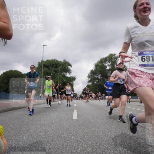 29.06.2025 - hella hamburg halbmarathon Luisa Fischer http://msf.ph/oto/8479651 29.06.2025 10:49:16 Kennedybrücke 10225, 16031, 150, 6911, 1060, 1465, 1854, 2217, 2965, 4099, 4102, 5914, 6393, 6788, 6980, 7530, 7983 meine-sportfotos.de