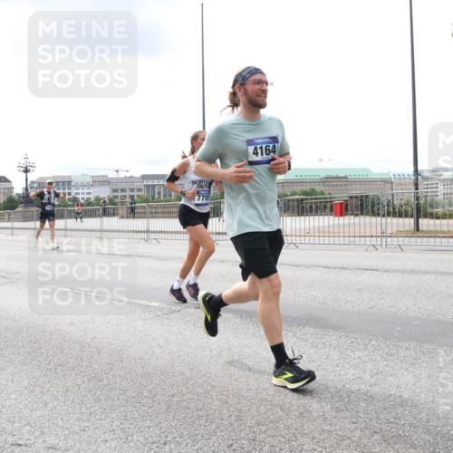 29.06.2025 - hella hamburg halbmarathon Lena Gebhardt http://msf.ph/oto/8479652 29.06.2025 10:33:32 Lombardsbrücke 7705, 4164, 1189, 1275, 1324, 1764, 1896, 1995, 2038, 2054, 2085, 2342, 2776, 2838, 3170, 3341, 3560, 3812, 3871, 4030, 4164, 4361, 4433, 4445, 4449, 4650, 4696, 4942, 5075, 5096, 5141, 5180, 5557, 5566, 5569, 5581, 5821, 5822, 5887, 5917, 6109, 6515, 6516, 6773, 6854, 6956, 6999, 7653, 7705, 8021, 8157, 8282, 8595, 8891, 9234, 9258, 9289, 9438, 9591, 9592, 9750, 9780, 9799, 10561, 11229, 11713, 11811, 11826, 12039, 15951 meine-sportfotos.de