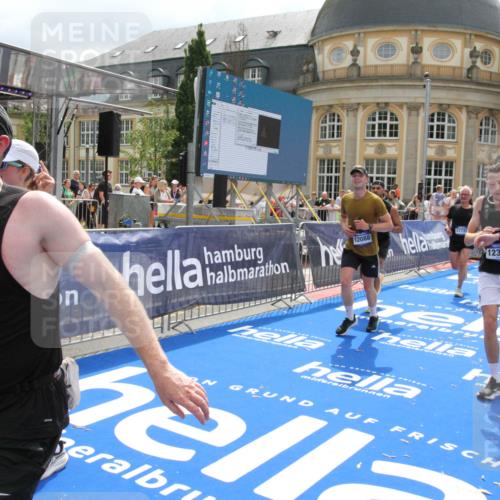 29.06.2025 - hella hamburg halbmarathon Michael Strokosch http://msf.ph/oto/8479684 29.06.2025 10:41:01 Ziel 1677, 2949, 6550, 9547, 9755, 10934, 11062, 11922, 12088, 12385, 13029, 13158, 15689, 16347, 17032, 17720, 18173 meine-sportfotos.de