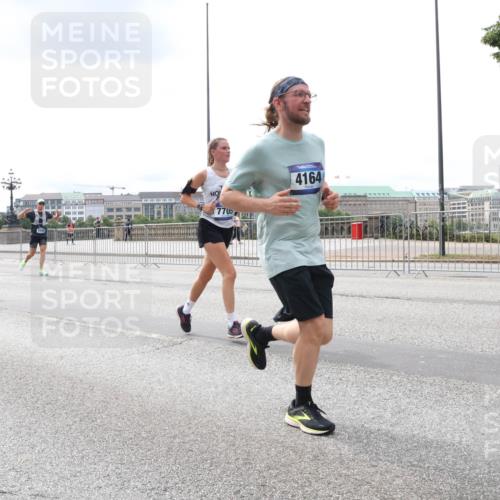 29.06.2025 - hella hamburg halbmarathon Lena Gebhardt http://msf.ph/oto/8479685 29.06.2025 10:33:32 Lombardsbrücke 7703, 4164, 1189, 1275, 1324, 1764, 1896, 1995, 2038, 2054, 2085, 2342, 2776, 2838, 3170, 3341, 3560, 3812, 3871, 4030, 4164, 4361, 4433, 4445, 4449, 4650, 4696, 4942, 5075, 5096, 5141, 5180, 5557, 5566, 5569, 5581, 5821, 5822, 5887, 5917, 6109, 6515, 6516, 6773, 6854, 6956, 6999, 7653, 7705, 8021, 8157, 8282, 8595, 8891, 9234, 9258, 9289, 9438, 9591, 9592, 9750, 9780, 9799, 10561, 11229, 11713, 11811, 11826, 12039, 15951 meine-sportfotos.de