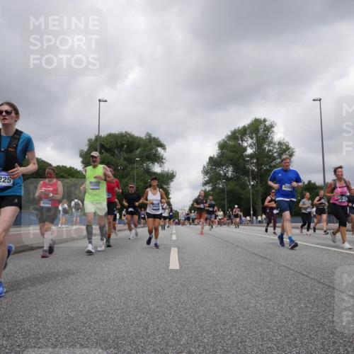 29.06.2025 - hella hamburg halbmarathon Luisa Fischer http://msf.ph/oto/8479687 29.06.2025 10:49:17 Kennedybrücke 10225, 15998, 725, 18084, 16031, 4099, 1164, 1060, 1426, 1854, 2217, 2965, 4099, 4102, 5914, 6393, 6788, 6980, 7530, 7983 meine-sportfotos.de