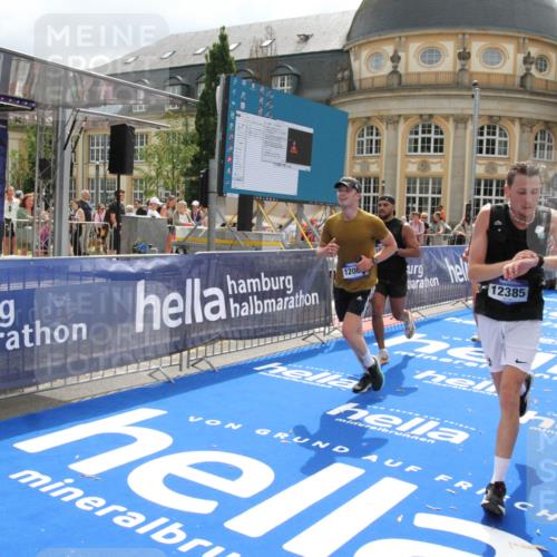 29.06.2025 - hella hamburg halbmarathon Michael Strokosch http://msf.ph/oto/8479706 29.06.2025 10:41:01 Ziel 1677, 2949, 6550, 9547, 9755, 10934, 11062, 11922, 12088, 12385, 13029, 13158, 15689, 16347, 17032, 17720, 18173 meine-sportfotos.de