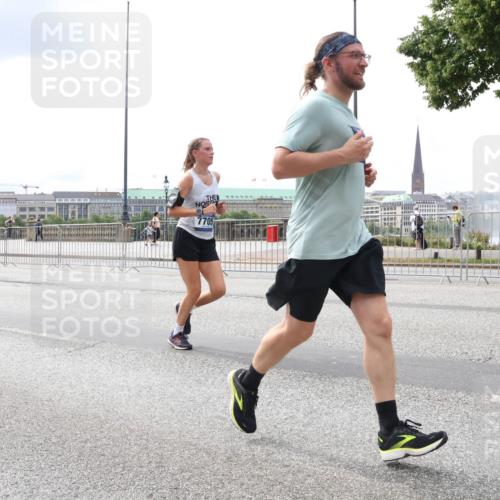 29.06.2025 - hella hamburg halbmarathon Lena Gebhardt http://msf.ph/oto/8479728 29.06.2025 10:33:32 Lombardsbrücke 1189, 1275, 1324, 1764, 1896, 1995, 2038, 2054, 2085, 2342, 2776, 2838, 3170, 3341, 3560, 3812, 3871, 4030, 4164, 4361, 4433, 4445, 4449, 4650, 4696, 4942, 5075, 5096, 5141, 5180, 5557, 5566, 5569, 5581, 5821, 5822, 5887, 5917, 6109, 6515, 6516, 6773, 6854, 6956, 6999, 7653, 7705, 8021, 8157, 8282, 8595, 8891, 9234, 9258, 9289, 9438, 9591, 9592, 9750, 9780, 9799, 10561, 11229, 11713, 11811, 11826, 12039, 15951 meine-sportfotos.de