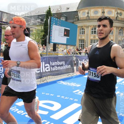 29.06.2025 - hella hamburg halbmarathon Michael Strokosch http://msf.ph/oto/8479765 29.06.2025 10:41:03 Ziel 1677, 2949, 6550, 6683, 9358, 9755, 11062, 11922, 12088, 12385, 13029, 13158, 15689, 16347, 17032, 17100, 17620, 17720, 17971 meine-sportfotos.de
