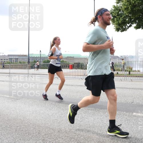 29.06.2025 - hella hamburg halbmarathon Lena Gebhardt http://msf.ph/oto/8479781 29.06.2025 10:33:32 Lombardsbrücke 7705, 1189, 1275, 1324, 1764, 1896, 1995, 2038, 2054, 2085, 2342, 2776, 2838, 3170, 3341, 3560, 3812, 3871, 4030, 4164, 4361, 4433, 4445, 4449, 4650, 4696, 4942, 5075, 5096, 5141, 5180, 5557, 5566, 5569, 5581, 5821, 5822, 5887, 5917, 6109, 6515, 6516, 6773, 6854, 6956, 6999, 7653, 7705, 8021, 8157, 8282, 8595, 8891, 9234, 9258, 9289, 9438, 9591, 9592, 9750, 9780, 9799, 10561, 11229, 11713, 11811, 11826, 12039, 15951 meine-sportfotos.de