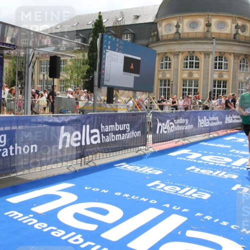 29.06.2025 - hella hamburg halbmarathon Michael Strokosch http://msf.ph/oto/8479803 29.06.2025 10:41:04 Ziel 2949, 4871, 6550, 6683, 9358, 9755, 11062, 11922, 12088, 12385, 13029, 13158, 15689, 16347, 17032, 17100, 17620, 17720, 17971, 18045, 18049 meine-sportfotos.de