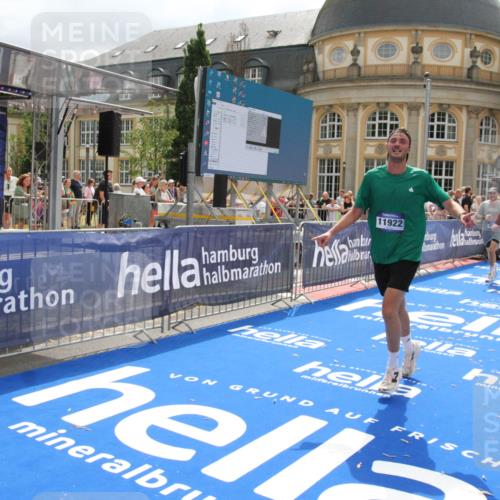 29.06.2025 - hella hamburg halbmarathon Michael Strokosch http://msf.ph/oto/8479849 29.06.2025 10:41:05 Ziel 2568, 2949, 4871, 6550, 6683, 9358, 9755, 11062, 11922, 13158, 13268, 15689, 16347, 17032, 17100, 17620, 17720, 17971, 18045, 18049 meine-sportfotos.de