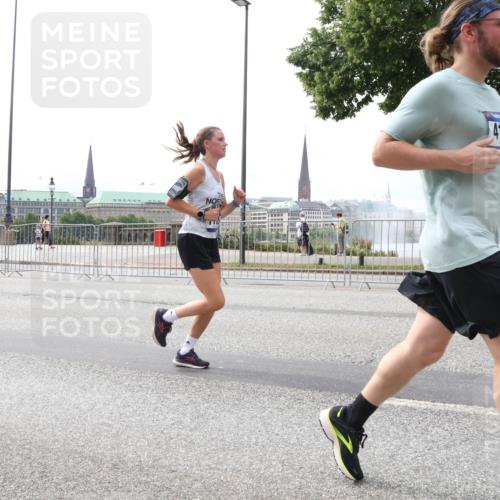 29.06.2025 - hella hamburg halbmarathon Lena Gebhardt http://msf.ph/oto/8479855 29.06.2025 10:33:32 Lombardsbrücke 4164, 1189, 1275, 1324, 1764, 1896, 1995, 2038, 2054, 2085, 2342, 2776, 2838, 3170, 3341, 3560, 3812, 3871, 4030, 4164, 4361, 4433, 4445, 4449, 4650, 4696, 4942, 5075, 5096, 5141, 5180, 5557, 5566, 5569, 5581, 5821, 5822, 5887, 5917, 6109, 6515, 6516, 6773, 6854, 6956, 6999, 7653, 7705, 8021, 8157, 8282, 8595, 8891, 9234, 9258, 9289, 9438, 9591, 9592, 9750, 9780, 9799, 10561, 11229, 11713, 11811, 11826, 12039, 15951 meine-sportfotos.de