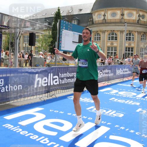 29.06.2025 - hella hamburg halbmarathon Michael Strokosch http://msf.ph/oto/8479881 29.06.2025 10:41:06 Ziel 1136, 2568, 2949, 4871, 6550, 6683, 9358, 9755, 9815, 11062, 11922, 13268, 17100, 17620, 17971, 18045, 18049 meine-sportfotos.de