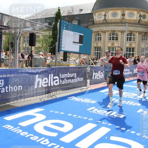 29.06.2025 - hella hamburg halbmarathon Michael Strokosch http://msf.ph/oto/8479898 29.06.2025 10:41:06 Ziel 1136, 2568, 2949, 4871, 6550, 6683, 9358, 9755, 9815, 11062, 11922, 13268, 17100, 17620, 17971, 18045, 18049 meine-sportfotos.de