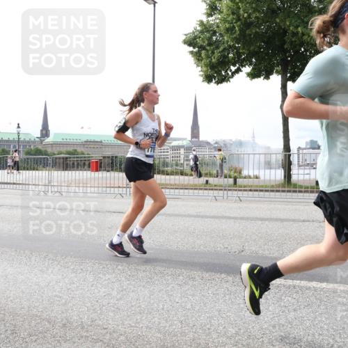 29.06.2025 - hella hamburg halbmarathon Lena Gebhardt http://msf.ph/oto/8479900 29.06.2025 10:33:32 Lombardsbrücke 416, 1189, 1275, 1324, 1764, 1896, 1995, 2038, 2054, 2085, 2342, 2776, 2838, 3170, 3341, 3560, 3812, 3871, 4030, 4164, 4361, 4433, 4445, 4449, 4650, 4696, 4942, 5075, 5096, 5141, 5180, 5557, 5566, 5569, 5581, 5821, 5822, 5887, 5917, 6109, 6515, 6516, 6773, 6854, 6956, 6999, 7653, 7705, 8021, 8157, 8282, 8595, 8891, 9234, 9258, 9289, 9438, 9591, 9592, 9750, 9780, 9799, 10561, 11229, 11713, 11811, 11826, 12039, 15951 meine-sportfotos.de