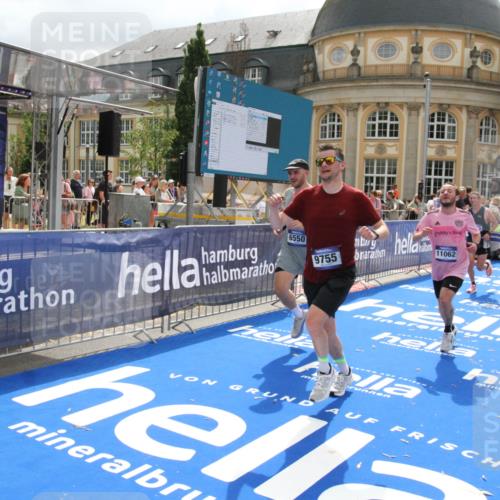 29.06.2025 - hella hamburg halbmarathon Michael Strokosch http://msf.ph/oto/8479920 29.06.2025 10:41:07 Ziel 1136, 2568, 2949, 3618, 4871, 6550, 6683, 9358, 9659, 9755, 9815, 11062, 11922, 13268, 17100, 17620, 17971, 18045, 18049 meine-sportfotos.de