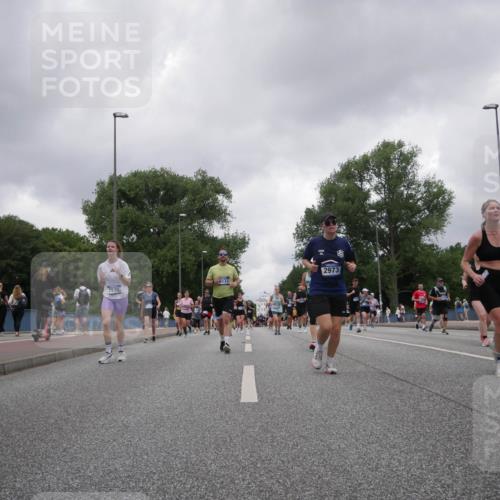 29.06.2025 - hella hamburg halbmarathon Luisa Fischer http://msf.ph/oto/8479943 29.06.2025 10:49:25 Kennedybrücke 7530, 6133, 2973, 1421, 1426, 2008, 4223, 4224, 5044, 7303, 7530, 10812 meine-sportfotos.de