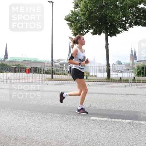 29.06.2025 - hella hamburg halbmarathon Lena Gebhardt http://msf.ph/oto/8479944 29.06.2025 10:33:33 Lombardsbrücke 1189, 1275, 1324, 1764, 1896, 1995, 2038, 2054, 2085, 2342, 2776, 2838, 3170, 3341, 3560, 3812, 3871, 4164, 4361, 4433, 4445, 4449, 4650, 4696, 4942, 5075, 5096, 5141, 5180, 5557, 5566, 5569, 5581, 5821, 5822, 5887, 5917, 6109, 6515, 6516, 6773, 6854, 6956, 6999, 7653, 7705, 8021, 8157, 8282, 8595, 8891, 9234, 9258, 9289, 9438, 9591, 9592, 9750, 9780, 9799, 9995, 10561, 11229, 11713, 11811, 11826, 12039, 15951 meine-sportfotos.de