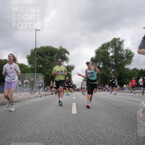 29.06.2025 - hella hamburg halbmarathon Luisa Fischer http://msf.ph/oto/8479968 29.06.2025 10:49:26 Kennedybrücke 6133, 7530, 17936, 297, 1421, 1426, 1983, 2008, 4223, 4224, 5044, 7303, 7530, 10812 meine-sportfotos.de