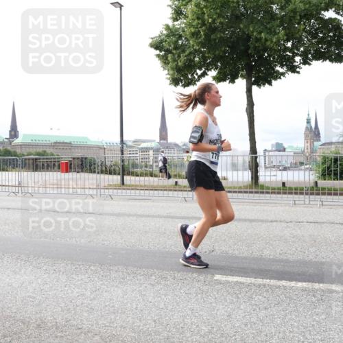29.06.2025 - hella hamburg halbmarathon Lena Gebhardt http://msf.ph/oto/8479986 29.06.2025 10:33:33 Lombardsbrücke 770, 1189, 1275, 1324, 1764, 1896, 1995, 2038, 2054, 2085, 2342, 2776, 2838, 3170, 3341, 3560, 3812, 3871, 4164, 4361, 4433, 4445, 4449, 4650, 4696, 4942, 5075, 5096, 5141, 5180, 5557, 5566, 5569, 5581, 5821, 5822, 5887, 5917, 6109, 6515, 6516, 6773, 6854, 6956, 6999, 7653, 7705, 8021, 8157, 8282, 8595, 8891, 9234, 9258, 9289, 9438, 9591, 9592, 9750, 9780, 9799, 9995, 10561, 11229, 11713, 11811, 11826, 12039, 15951 meine-sportfotos.de