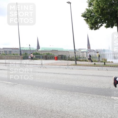29.06.2025 - hella hamburg halbmarathon Lena Gebhardt http://msf.ph/oto/8480005 29.06.2025 10:33:33 Lombardsbrücke 1189, 1275, 1324, 1764, 1896, 1995, 2038, 2054, 2085, 2342, 2776, 2838, 3170, 3341, 3560, 3812, 3871, 4164, 4361, 4433, 4445, 4449, 4650, 4696, 4942, 5075, 5096, 5141, 5180, 5557, 5566, 5569, 5581, 5821, 5822, 5887, 5917, 6109, 6515, 6516, 6773, 6854, 6956, 6999, 7653, 7705, 8021, 8157, 8282, 8595, 8891, 9234, 9258, 9289, 9438, 9591, 9592, 9750, 9780, 9799, 9995, 10561, 11229, 11713, 11811, 11826, 12039, 15951 meine-sportfotos.de