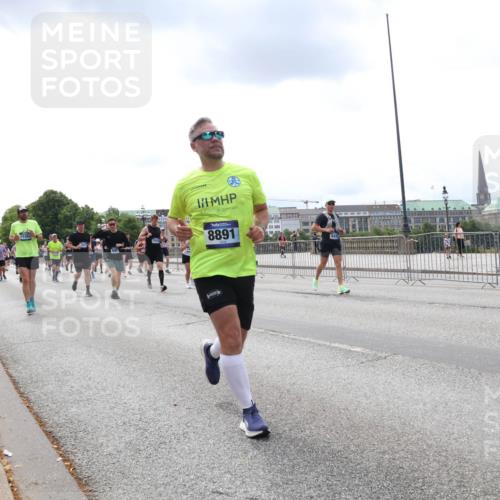 29.06.2025 - hella hamburg halbmarathon Lena Gebhardt http://msf.ph/oto/8480028 29.06.2025 10:33:33 Lombardsbrücke 8891, 1189, 1275, 1324, 1764, 1896, 1995, 2038, 2054, 2085, 2342, 2776, 2838, 3170, 3341, 3560, 3812, 3871, 4164, 4361, 4433, 4445, 4449, 4650, 4696, 4942, 5075, 5096, 5141, 5180, 5557, 5566, 5569, 5581, 5821, 5822, 5887, 5917, 6109, 6515, 6516, 6773, 6854, 6956, 6999, 7653, 7705, 8021, 8157, 8282, 8595, 8891, 9234, 9258, 9289, 9438, 9591, 9592, 9750, 9780, 9799, 9995, 10561, 11229, 11713, 11811, 11826, 12039, 15951 meine-sportfotos.de