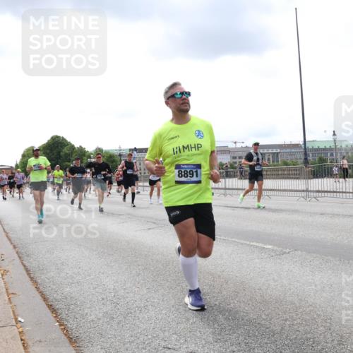 29.06.2025 - hella hamburg halbmarathon Lena Gebhardt http://msf.ph/oto/8480078 29.06.2025 10:33:33 Lombardsbrücke 8891, 1189, 1275, 1324, 1764, 1896, 1995, 2038, 2054, 2085, 2342, 2776, 2838, 3170, 3341, 3560, 3812, 3871, 4164, 4361, 4433, 4445, 4449, 4650, 4696, 4942, 5075, 5096, 5141, 5180, 5557, 5566, 5569, 5581, 5821, 5822, 5887, 5917, 6109, 6515, 6516, 6773, 6854, 6956, 6999, 7653, 7705, 8021, 8157, 8282, 8595, 8891, 9234, 9258, 9289, 9438, 9591, 9592, 9750, 9780, 9799, 9995, 10561, 11229, 11713, 11811, 11826, 12039, 15951 meine-sportfotos.de