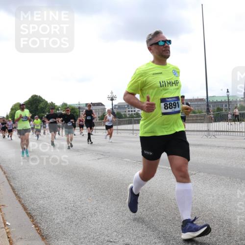 29.06.2025 - hella hamburg halbmarathon Lena Gebhardt http://msf.ph/oto/8480115 29.06.2025 10:33:34 Lombardsbrücke 15367, 8891, 1189, 1275, 1324, 1764, 1896, 1995, 2038, 2054, 2085, 2342, 2776, 2838, 3170, 3341, 3560, 3812, 3871, 4164, 4361, 4433, 4445, 4449, 4696, 4942, 5075, 5096, 5141, 5180, 5557, 5566, 5569, 5581, 5821, 5822, 5887, 5917, 6109, 6515, 6516, 6773, 6854, 6956, 6999, 7653, 7705, 8021, 8157, 8202, 8282, 8375, 8377, 8383, 8401, 8595, 8891, 9234, 9258, 9289, 9438, 9591, 9592, 9750, 9780, 9799, 9995, 10561, 11229, 11713, 11811, 11826, 12039 meine-sportfotos.de