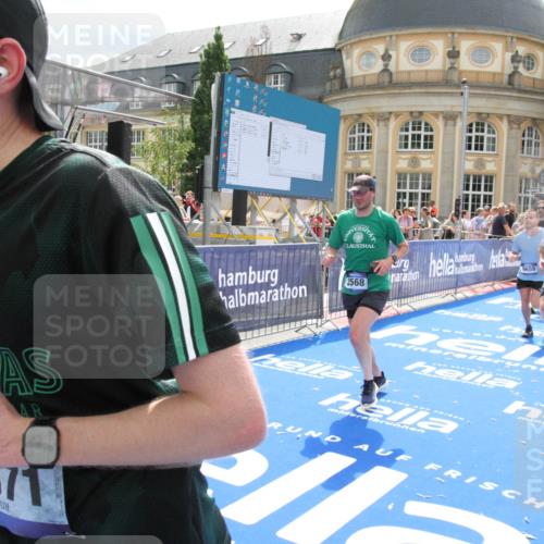 29.06.2025 - hella hamburg halbmarathon Michael Strokosch http://msf.ph/oto/8480139 29.06.2025 10:41:12 Ziel 1136, 2568, 3332, 3618, 4205, 4380, 4871, 5709, 8122, 9358, 9659, 9815, 10375, 12895, 13268, 17100, 17620, 17834, 18045, 18049 meine-sportfotos.de