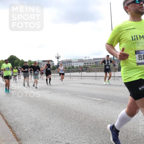 29.06.2025 - hella hamburg halbmarathon Lena Gebhardt http://msf.ph/oto/8480155 29.06.2025 10:33:34 Lombardsbrücke 8891, 1189, 1275, 1324, 1764, 1896, 1995, 2038, 2054, 2085, 2342, 2776, 2838, 3170, 3341, 3560, 3812, 3871, 4164, 4361, 4433, 4445, 4449, 4696, 4942, 5075, 5096, 5141, 5180, 5557, 5566, 5569, 5581, 5821, 5822, 5887, 5917, 6109, 6515, 6516, 6773, 6854, 6956, 6999, 7653, 7705, 8021, 8157, 8202, 8282, 8375, 8377, 8383, 8401, 8595, 8891, 9234, 9258, 9289, 9438, 9591, 9592, 9750, 9780, 9799, 9995, 10561, 11229, 11713, 11811, 11826, 12039 meine-sportfotos.de