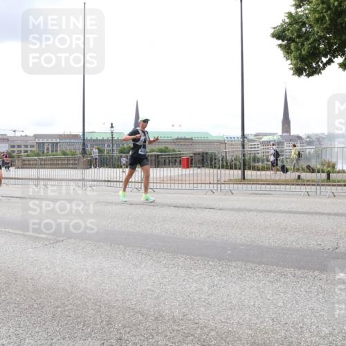 29.06.2025 - hella hamburg halbmarathon Lena Gebhardt http://msf.ph/oto/8480236 29.06.2025 10:33:35 Lombardsbrücke 6999, 15044, 14451, 1189, 1275, 1764, 1896, 1995, 2038, 2054, 2085, 2342, 2776, 2838, 3170, 3264, 3341, 3560, 3812, 4164, 4361, 4433, 4445, 4449, 4696, 4942, 5075, 5096, 5141, 5180, 5557, 5566, 5569, 5581, 5821, 5822, 5887, 5917, 6109, 6515, 6516, 6773, 6854, 6956, 6999, 7027, 7565, 7653, 7705, 8021, 8157, 8202, 8282, 8375, 8377, 8383, 8401, 8595, 8891, 9234, 9258, 9289, 9438, 9591, 9592, 9750, 9780, 9799, 9995, 10007, 10561, 11229, 11713, 11811, 11826, 12039 meine-sportfotos.de