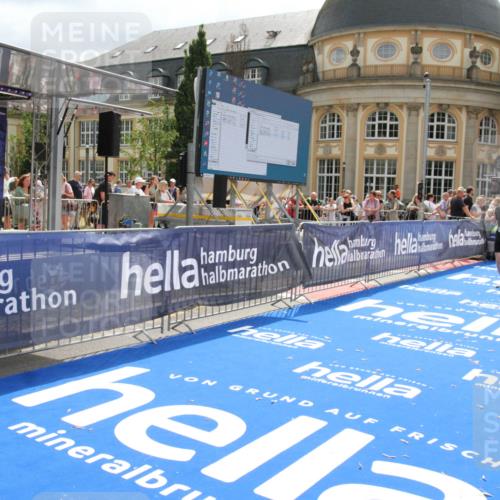 29.06.2025 - hella hamburg halbmarathon Michael Strokosch http://msf.ph/oto/8480249 29.06.2025 10:41:16 Ziel 3332, 3618, 4205, 4380, 5387, 5709, 6901, 8122, 9659, 9711, 10375, 12434, 12895, 17834 meine-sportfotos.de
