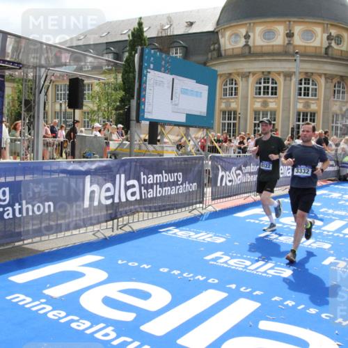 29.06.2025 - hella hamburg halbmarathon Michael Strokosch http://msf.ph/oto/8480282 29.06.2025 10:41:17 Ziel 3332, 4205, 4380, 5387, 5709, 6901, 8122, 9711, 10375, 12434, 12895, 17834 meine-sportfotos.de