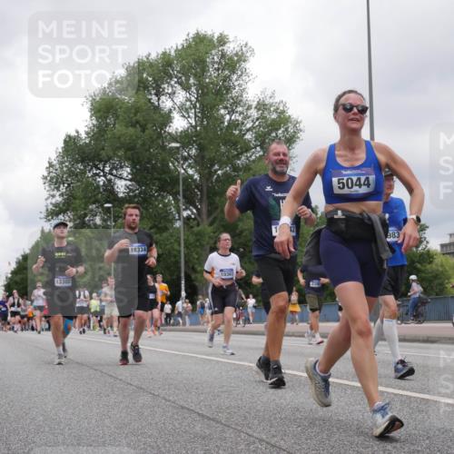 29.06.2025 - hella hamburg halbmarathon Luisa Fischer http://msf.ph/oto/8480300 29.06.2025 10:49:35 Kennedybrücke 13302, 18334, 10367, 2398, 5044, 983, 1695, 1983, 2008, 2398, 2917, 3160, 3164, 5044, 6124, 6161, 8477, 10230, 10367 meine-sportfotos.de