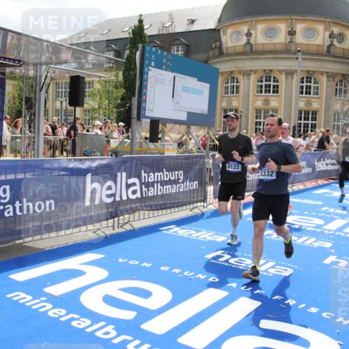 29.06.2025 - hella hamburg halbmarathon Michael Strokosch http://msf.ph/oto/8480306 29.06.2025 10:41:18 Ziel 3332, 4205, 5387, 6901, 8122, 9711, 10375, 12434, 12895, 13876, 17834, 18764 meine-sportfotos.de