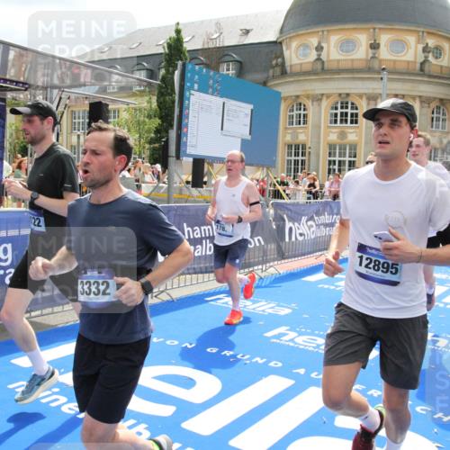 29.06.2025 - hella hamburg halbmarathon Michael Strokosch http://msf.ph/oto/8480329 29.06.2025 10:41:19 Ziel 3332, 4205, 4303, 5387, 6901, 8122, 9711, 10375, 12434, 12895, 13876, 17834, 18764 meine-sportfotos.de