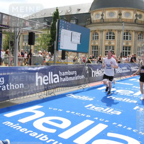 29.06.2025 - hella hamburg halbmarathon Michael Strokosch http://msf.ph/oto/8480402 29.06.2025 10:41:20 Ziel 1570, 3332, 4205, 4303, 5387, 6901, 9711, 10375, 12434, 12895, 13876, 17834, 18764 meine-sportfotos.de