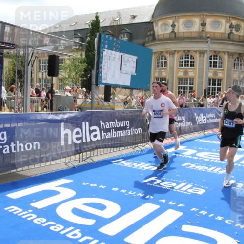 29.06.2025 - hella hamburg halbmarathon Michael Strokosch http://msf.ph/oto/8480406 29.06.2025 10:41:20 Ziel 1570, 3332, 4205, 4303, 5387, 6901, 9711, 10375, 12434, 12895, 13876, 17834, 18764 meine-sportfotos.de