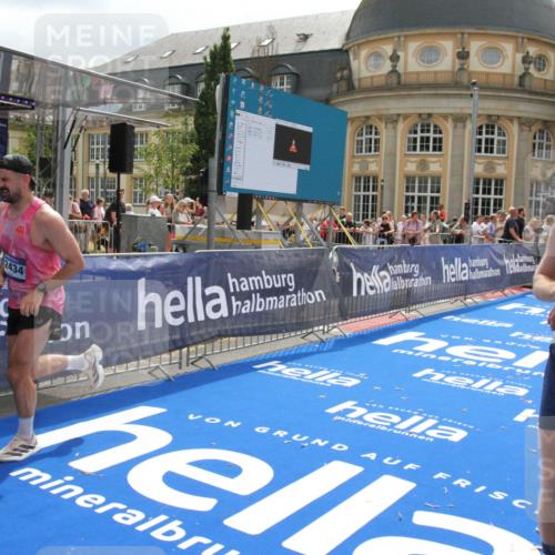 29.06.2025 - hella hamburg halbmarathon Michael Strokosch http://msf.ph/oto/8480504 29.06.2025 10:41:21 Ziel 1570, 4205, 4303, 5387, 6771, 6901, 7432, 9711, 10375, 12434, 13876, 16816, 17834, 18764 meine-sportfotos.de
