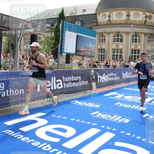 29.06.2025 - hella hamburg halbmarathon Michael Strokosch http://msf.ph/oto/8480606 29.06.2025 10:41:25 Ziel 1570, 4303, 6771, 7432, 7774, 10783, 13876, 14555, 16816, 18412, 18509, 18573, 18764 meine-sportfotos.de