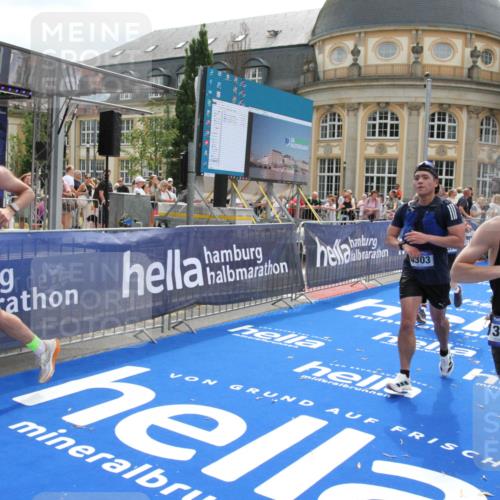 29.06.2025 - hella hamburg halbmarathon Michael Strokosch http://msf.ph/oto/8480635 29.06.2025 10:41:25 Ziel 1570, 4303, 6771, 7432, 7774, 10783, 13876, 14555, 16816, 18412, 18509, 18573, 18764 meine-sportfotos.de