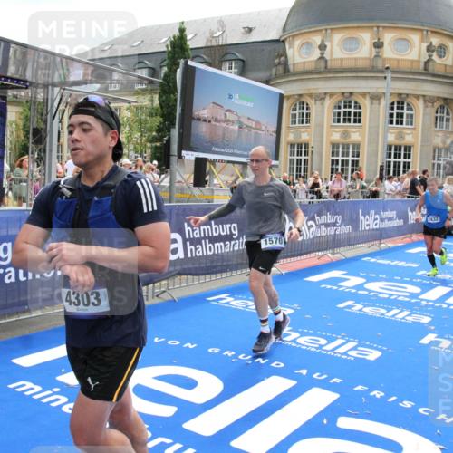 29.06.2025 - hella hamburg halbmarathon Michael Strokosch http://msf.ph/oto/8480668 29.06.2025 10:41:26 Ziel 1570, 2797, 3204, 4303, 6771, 7432, 7774, 7796, 10783, 13876, 14555, 16816, 18412, 18509, 18573, 18764 meine-sportfotos.de