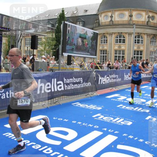 29.06.2025 - hella hamburg halbmarathon Michael Strokosch http://msf.ph/oto/8480705 29.06.2025 10:41:26 Ziel 1570, 2797, 3204, 4303, 6771, 7432, 7774, 7796, 10783, 13876, 14555, 16816, 18412, 18509, 18573, 18764 meine-sportfotos.de