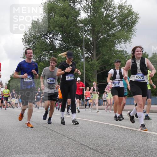 29.06.2025 - hella hamburg halbmarathon Luisa Fischer http://msf.ph/oto/8480737 29.06.2025 10:49:47 Kennedybrücke 327, 4202, 4296, 11253, 1924, 68, 4572, 1033, 1429, 1867, 1868, 1924, 2773, 2813, 3160, 3164, 3410, 4202, 4296, 4306, 4317, 4572, 8477, 9243, 9445, 10030, 10327, 10329 meine-sportfotos.de