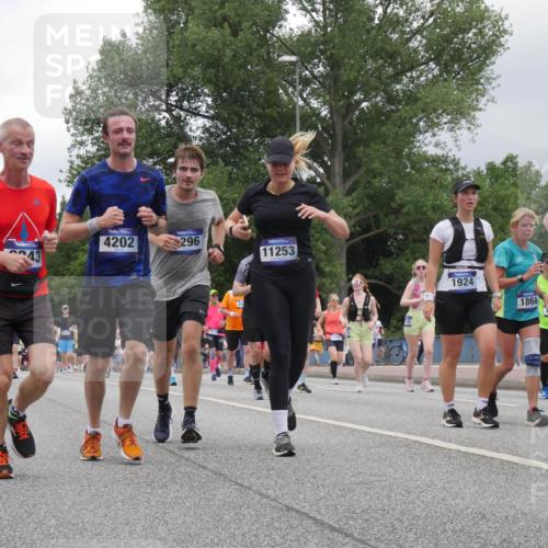 29.06.2025 - hella hamburg halbmarathon Luisa Fischer http://msf.ph/oto/8480747 29.06.2025 10:49:48 Kennedybrücke 032, 43, 4202, 296, 34, 11253, 1924, 1868, 10, 457, 1033, 1429, 1867, 1868, 1924, 2773, 2813, 3160, 3410, 4202, 4296, 4306, 4317, 4572, 5769, 5770, 8477, 9243, 9445, 10030, 10327, 10329 meine-sportfotos.de