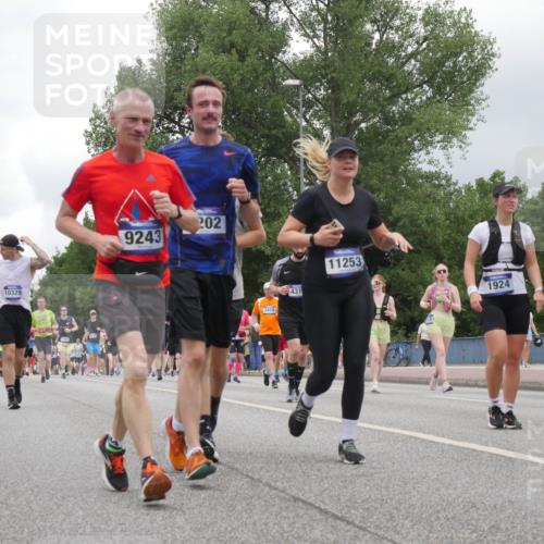 29.06.2025 - hella hamburg halbmarathon Luisa Fischer http://msf.ph/oto/8480757 29.06.2025 10:49:48 Kennedybrücke 10329, 9243, 202, 3410, 431, 11253, 1924, 1868, 1033, 1429, 1867, 1868, 1924, 2773, 2813, 3160, 3410, 4202, 4296, 4306, 4317, 4572, 5769, 5770, 8477, 9243, 9445, 10030, 10327, 10329 meine-sportfotos.de