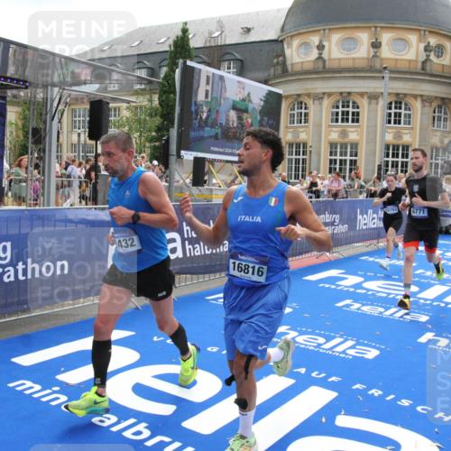 29.06.2025 - hella hamburg halbmarathon Michael Strokosch http://msf.ph/oto/8480758 29.06.2025 10:41:28 Ziel 1570, 2797, 3204, 4303, 4893, 6771, 7432, 7774, 7796, 10783, 14555, 16816, 17882, 18412, 18509, 18573 meine-sportfotos.de