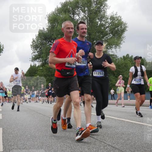 29.06.2025 - hella hamburg halbmarathon Luisa Fischer http://msf.ph/oto/8480775 29.06.2025 10:49:48 Kennedybrücke 1429, 327, 6068, 10329, 424, 202, 11253, 1924, 033, 1868, 1033, 1429, 1867, 1868, 1924, 2773, 2813, 3160, 3410, 4202, 4296, 4306, 4317, 4572, 5769, 5770, 8477, 9243, 9445, 10030, 10327, 10329 meine-sportfotos.de