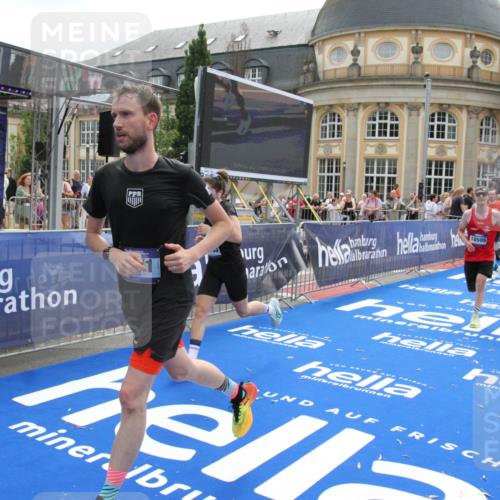 29.06.2025 - hella hamburg halbmarathon Michael Strokosch http://msf.ph/oto/8480782 29.06.2025 10:41:29 Ziel 1570, 2797, 3204, 4893, 5987, 6771, 7432, 7774, 7796, 10783, 14555, 16816, 17159, 17882, 18412, 18509, 18573 meine-sportfotos.de